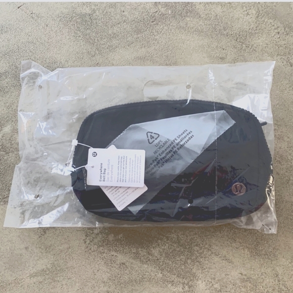 Lululemon Everywhere Belt Bag in Classic Timeless Black Silver logo NWT - Picture 2 of 4